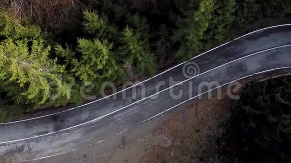 山路上方航拍视频视频的预览图
