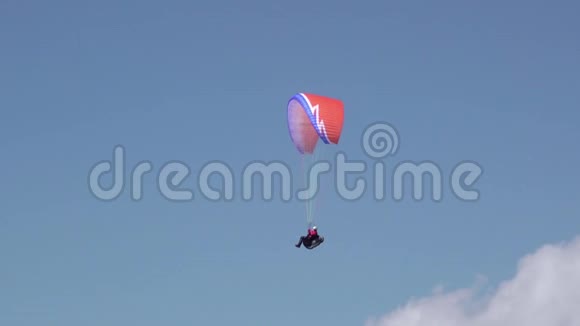红色滑翔伞和云朵视频的预览图
