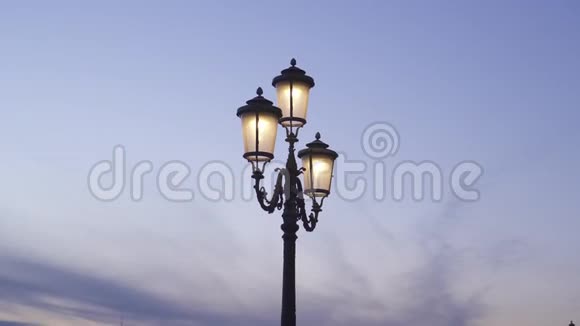夜空背景下的威尼斯灯塔视频的预览图