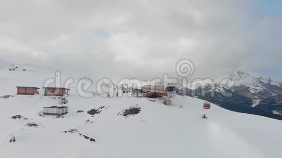 鸟瞰雪山和滑雪场视频的预览图