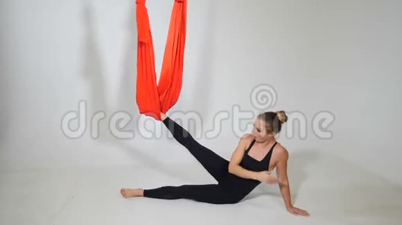 飞瑜伽离子白底生活方式和运动Yong运动女子为空中瑜伽普拉提进行体育锻炼视频的预览图