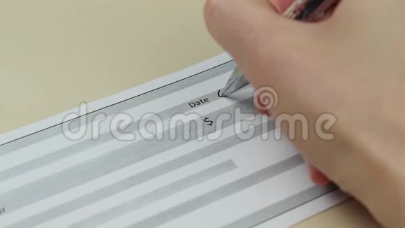 一只手用钢笔在银行支票特写上写字商业银行付款视频的预览图