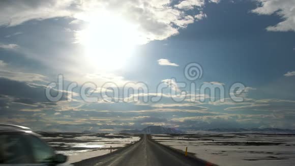 在冰岛的长直路上汽车驶入太阳视频的预览图