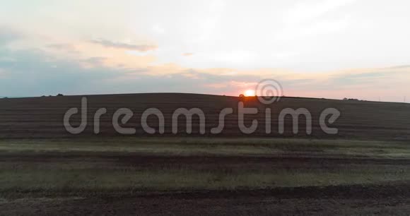 日落时收获麦田的农业鸟瞰图视频的预览图