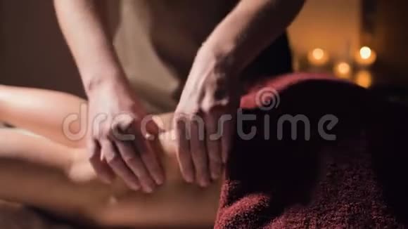 高端抗纤维素大腿按摩男性双手为病人做大腿健康按摩视频的预览图