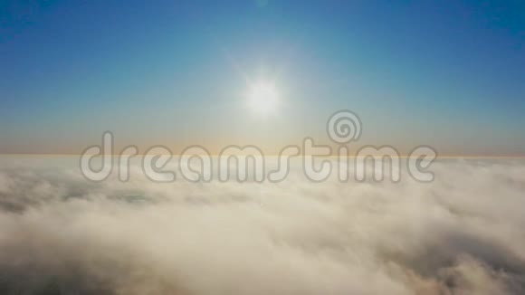 在蓝橙色的天空日落的太阳和云层上无人机可以看到令人惊叹的景色视频的预览图