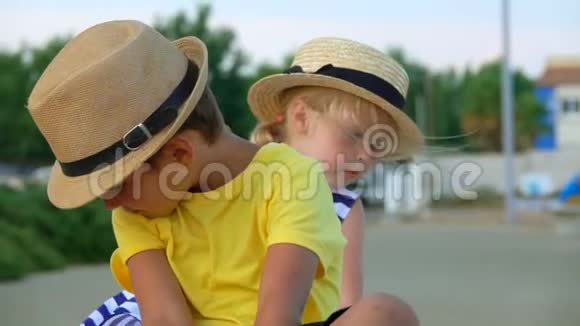 戴草帽的小男孩和可爱的金发女孩视频的预览图