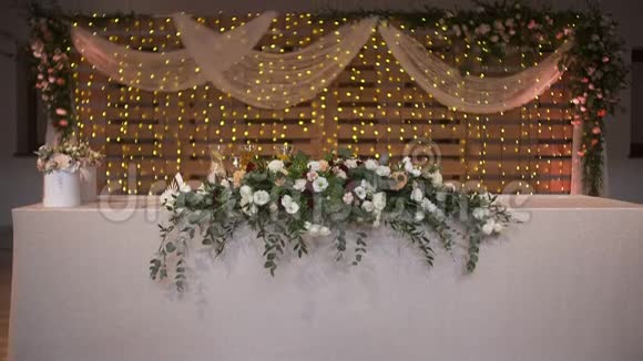 婚礼桌上装饰着美丽的鲜花装饰视频的预览图