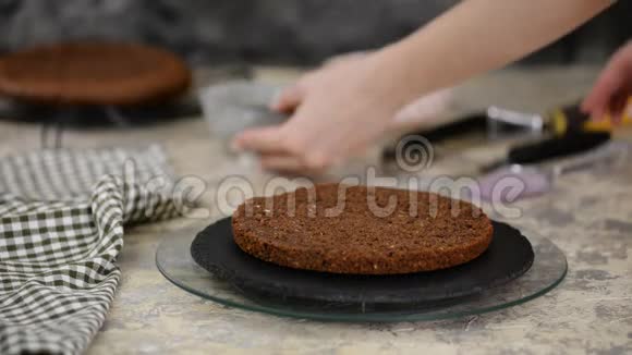 无法辨认的女性糖果手在厨房用硅粉刷用甜咖啡浸泡海绵蛋糕视频的预览图