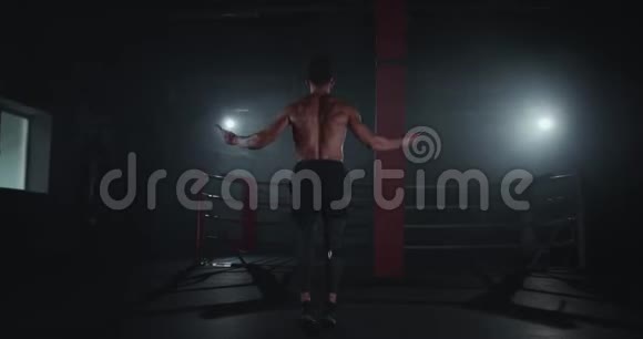 超棒的健美运动员在一个交叉健身课上跳着绳子他集中精力做他的艰苦训练视频的预览图