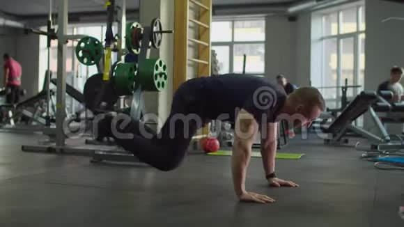 肌肉男训练腹肌和背部肌肉视频的预览图