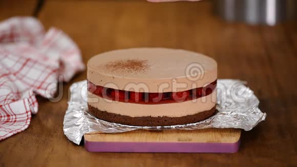 抹上美味的巧克力慕斯蛋糕和可可粉视频的预览图