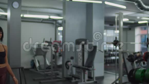 健身多样化的人在健身房里高五视频的预览图