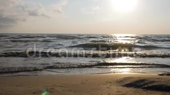 日落时海浪在海上阳光反射在水面上自然海洋背景夏季概念视频的预览图