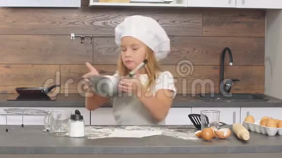 小女孩厨师在家里自己做饭没有成年人一位在家被隔离的年轻厨师的画像视频的预览图