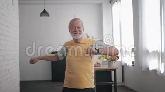 健康运动一位年长的男性在室内站着挥舞着手臂进行健康运动视频的预览图