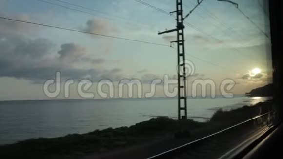 日落的天空越过大海的景观从火车的窗口观看旅行旅行和度假的概念视频的预览图