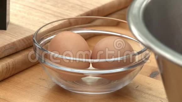 两个棕色鸡蛋在玻璃碗里视频的预览图