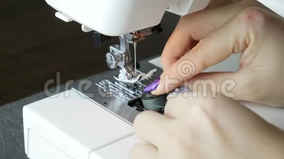 缝衣机中的筒子与线插入视频的预览图