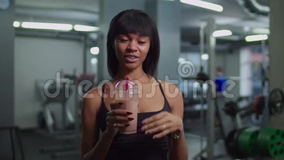 运动女性运动后享受蛋白质饮料视频的预览图