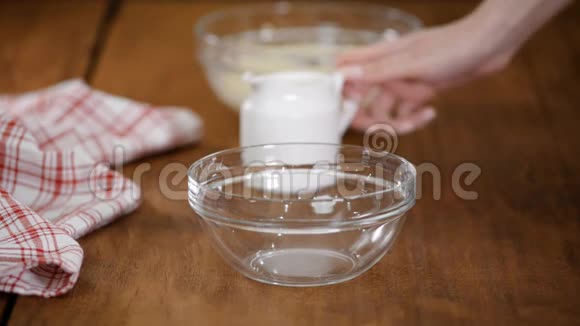 搅拌机在碗里搅拌重奶油特写镜头视频的预览图