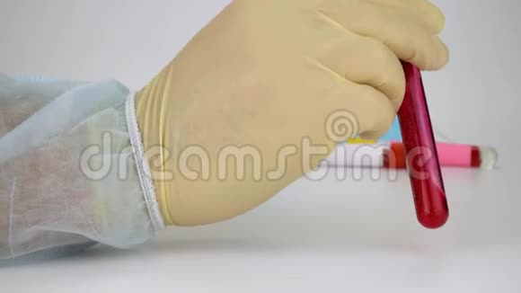 手握血标本于真空管新的快速传播冠状病毒的阳性试验结果视频的预览图