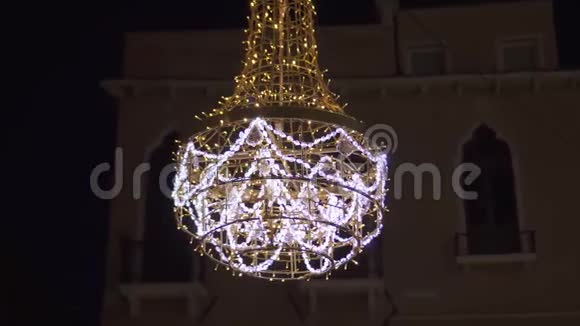 一盏室外吊灯在夜间照明视频的预览图