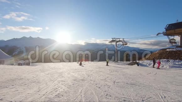 冬天的全景滑雪电梯和雪覆盖的山在一个阳光明媚的日子山脉滑雪电梯在行动视频的预览图