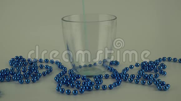 白底冰玻璃中的蓝色液体视频的预览图