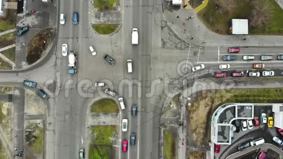从无人驾驶飞机俯瞰城市十字路口从城市十字路口的雄蜂鸟瞰鸟瞰交通开始视频的预览图