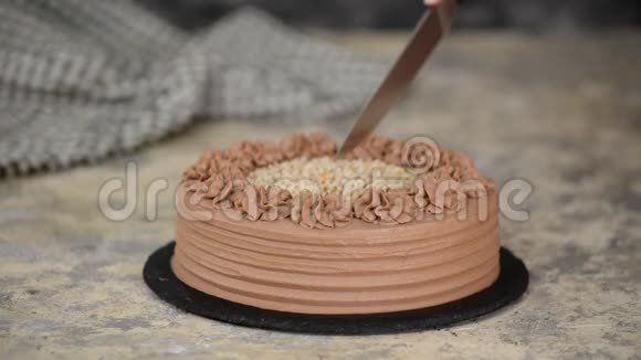 带坚果的美味巧克力蛋糕用菜刀切巧克力蛋糕视频的预览图