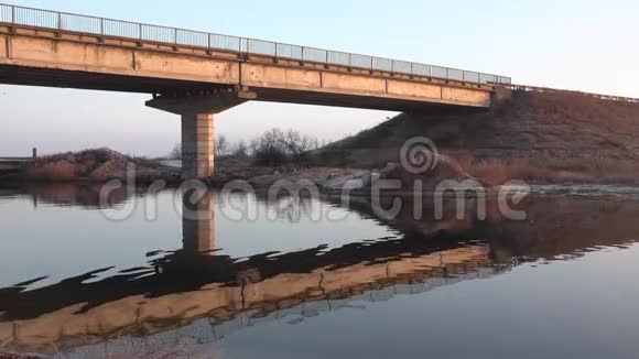 水边海浪带着贝壳在沙质海岸上摇曳水中眩光乌克兰视频的预览图