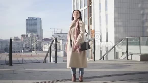 白种人女人站在城市街道上享受阳光的肖像年轻的黑发商务小姐站在视频的预览图