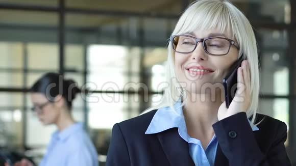 值得信赖的西装女性247听客户电话商务咨询视频的预览图
