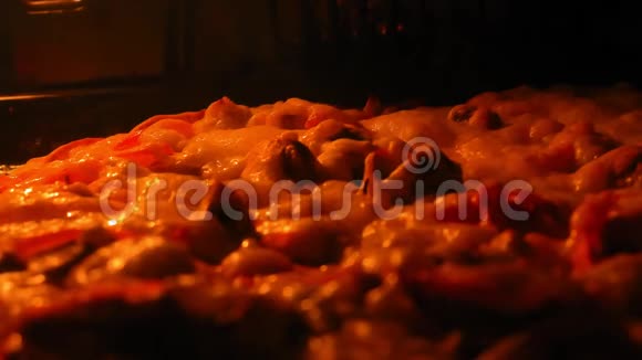 披萨是在烤箱里烤的奶酪上冒出气泡透过彩色玻璃的景色视频的预览图