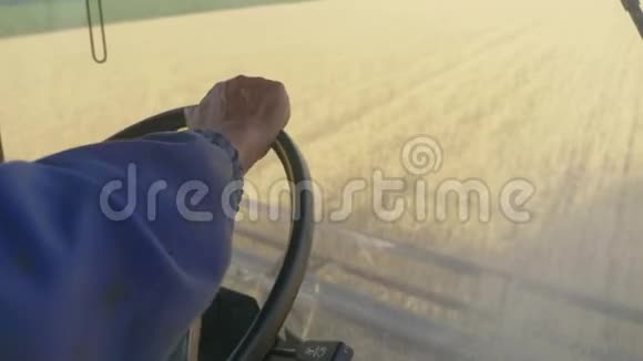 人类驾驶联合收割机收割小麦视频的预览图