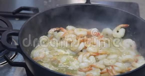 用黄油和大蒜蒸锅炸虾从左到右张贴视频的预览图