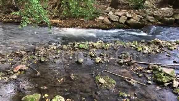 塞戈维亚杜拉顿河的自来水视频的预览图