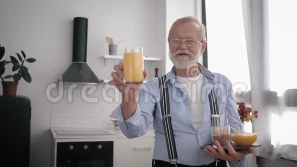 一位有魅力的老人的肖像他留着胡子戴着视力眼镜谈论着有用的谷物来维持健康视频的预览图