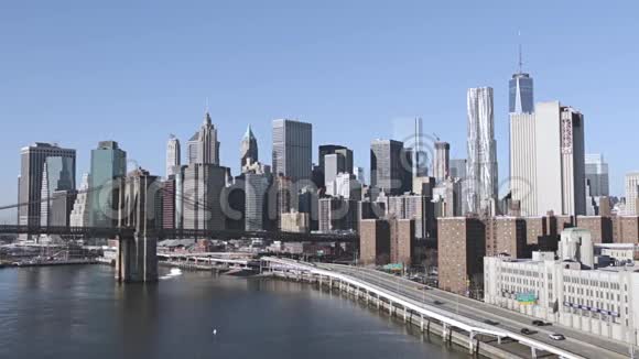 阳光明媚的一天曼哈顿海滨和布鲁克林大桥视频的预览图