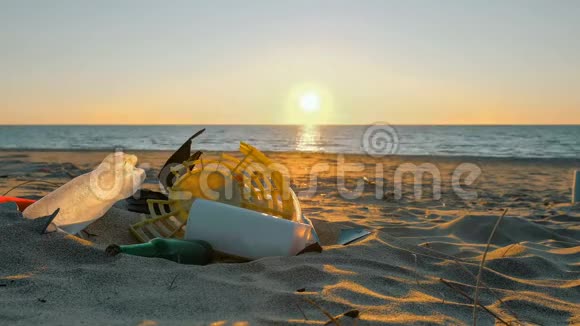 海滩上的塑料垃圾堆夕阳西下的海水运动污染了自然人们的时间流逝视频的预览图