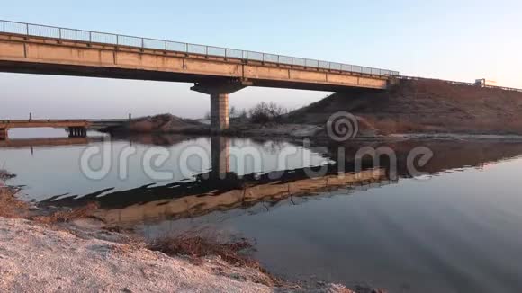 水边海浪带着贝壳在沙质海岸上摇曳水中眩光乌克兰视频的预览图