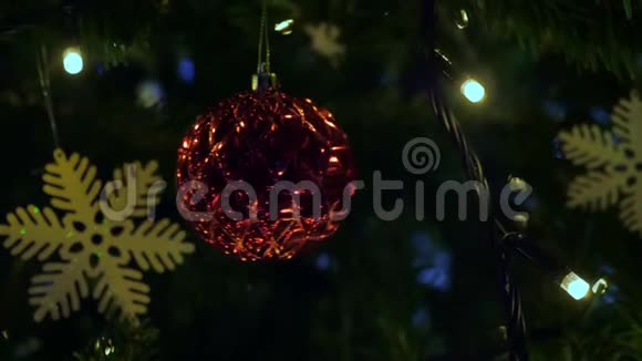 有街道装饰的圣诞树视频的预览图