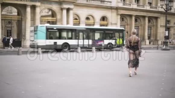 优雅的女人穿着透明的长裙高跟鞋走在欧洲城市的历史中心行动CHIC视频的预览图