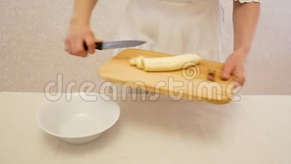 女孩把切好的香蕉放进盘子里视频的预览图