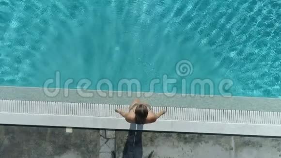女人跳进游泳池视频的预览图