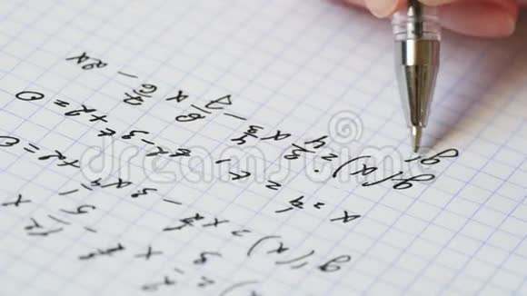 手握笔在笔记本上写出数学公式方程的解教育的概念视频的预览图