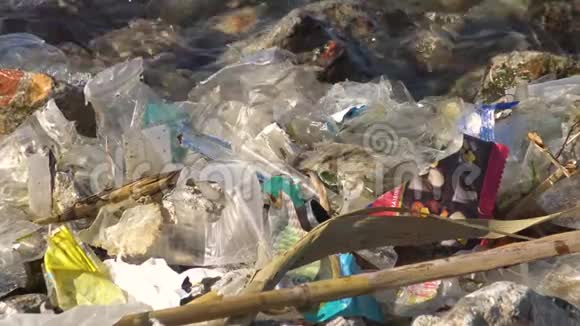 塑料垃圾生态的海洋把聚乙烯垃圾倒在岸上漂浮在水中污染海洋杀死视频的预览图