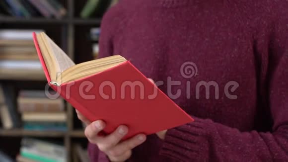 图书馆里一个红发男子在看书看着一边迷茫视频的预览图