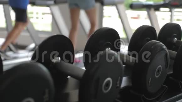 体育健身器材健身器材健身器材和运动理念视频的预览图